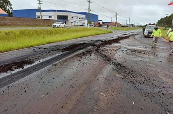 Limpeza de via na rotatória do Distrito Industrial