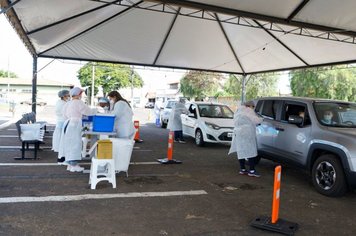 Idosos com 72 a 74 anos recebem a primeira dose da vacina contra à COVID-19.