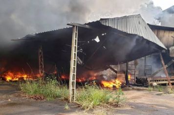 INCÊNDIO NO BARRACÃO DO ANTIGO ATERRO SANITÁRIO!