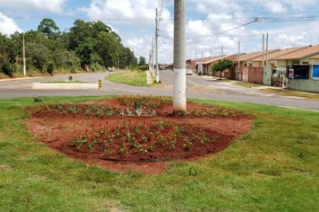 Nesta sexta-feira (19), a rotatória da Vila dos Ferroviários ganhou um novo jardim.