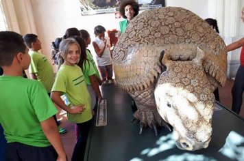 Escolas municipais de Itatinga iniciaram hoje uma série de viagens pedagógicas.