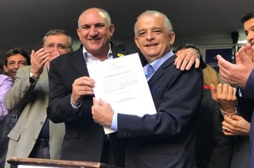 Prefeito assina convênio de 600 mil para recape das ruas de itatinga. 