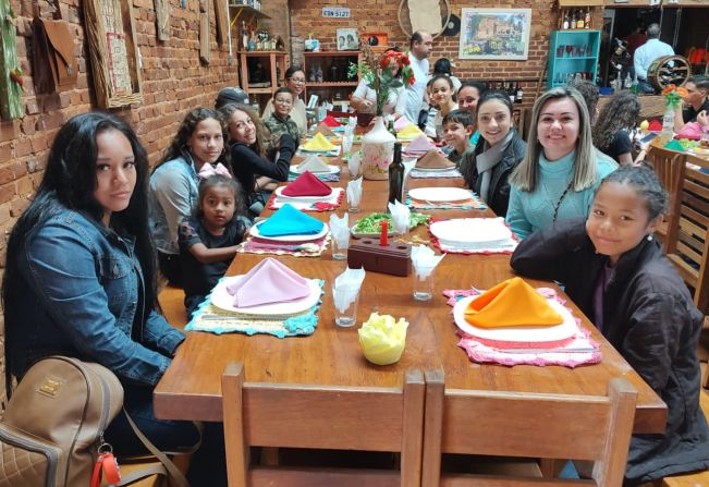 Jovens beneficiários de programas sociais de Itatinga participam de evento em Pardinho