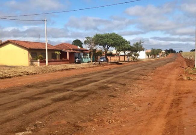 Cascalhamento na Avenida Dona Tita Paixão.